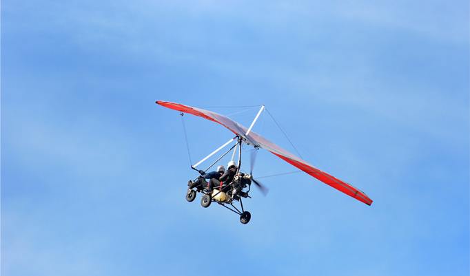 Trike Rundflug unter blauem Himmel