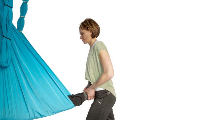 Schwebendes Aerial Yoga im Tuch