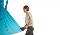 Schwebendes Aerial Yoga im Tuch