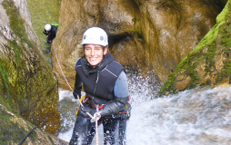 Abseilen am Wasserfall beim Canyoning